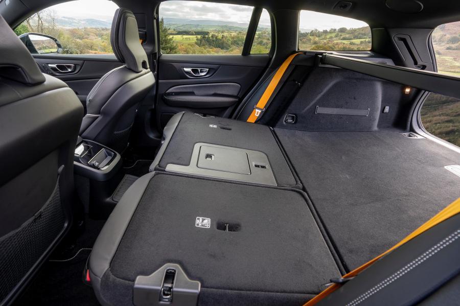  Volvo V60 T8 Polestar Engineered 2019 года  (UK) (фото 39 из 40)